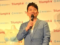 「天使のブラ 極上の谷間」の発売記念イベントに出席した雨上がり決死隊・宮迫。