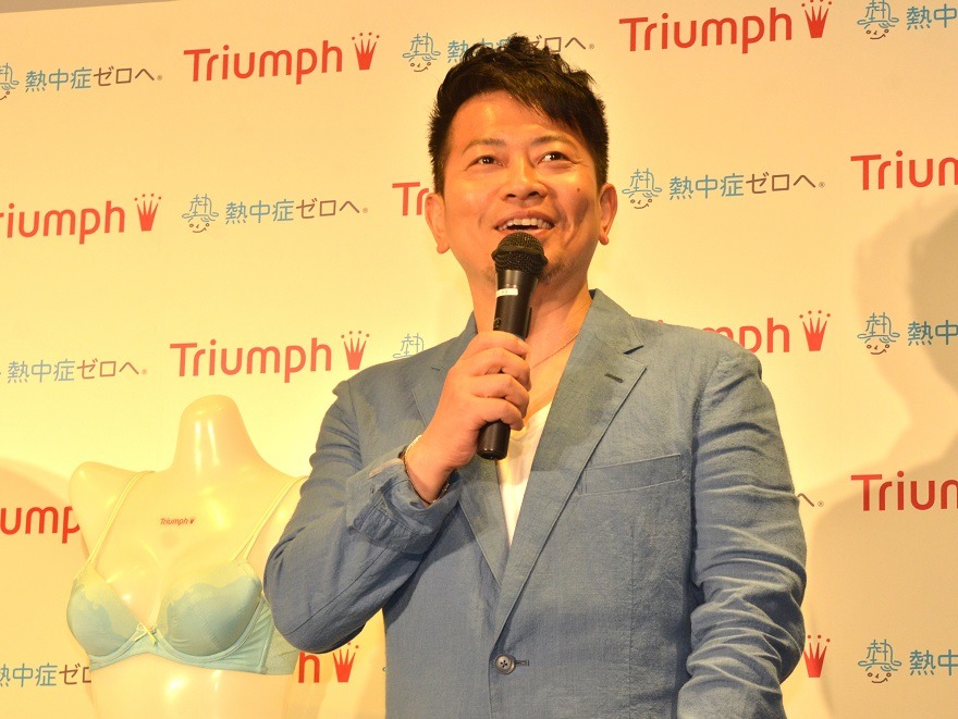 「天使のブラ 極上の谷間」の発売記念イベントに出席した雨上がり決死隊・宮迫。