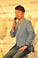 「天使のブラ 極上の谷間」の発売記念イベントに出席した雨上がり決死隊・宮迫。