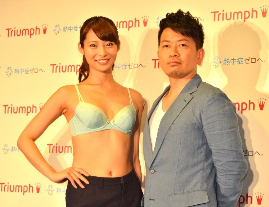 「天使のブラ 極上の谷間」の発売記念イベントに出席した永田レイナ（左）と雨上がり決死隊・宮迫（右）。