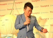 綱引きのジェスチャーを交えながら「晴れ晴れとした出来事」を語る雨上がり決死隊・宮迫。