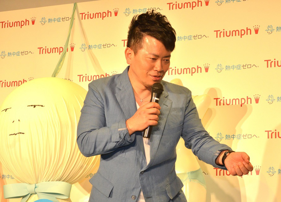 綱引きのジェスチャーを交えながら「晴れ晴れとした出来事」を語る雨上がり決死隊・宮迫。