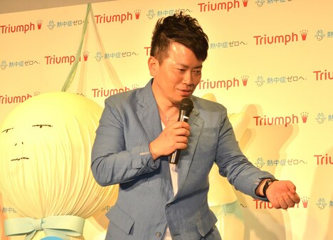 綱引きのジェスチャーを交えながら「晴れ晴れとした出来事」を語る雨上がり決死隊・宮迫。