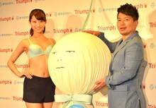 「天使のブラ 極上の谷間」の発売記念イベントに出席した永田レイナ（左）と雨上がり決死隊・宮迫（右）。