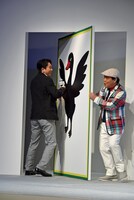 回転扉で観にコントを披露する有吉（左）と上島（右）。