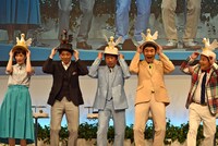 「アヒル倶楽部」として出演者全員で“くるりんば”を披露。