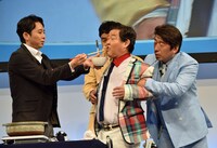 有吉弘行（左）に熱々のちくわを押し付けられる上島。