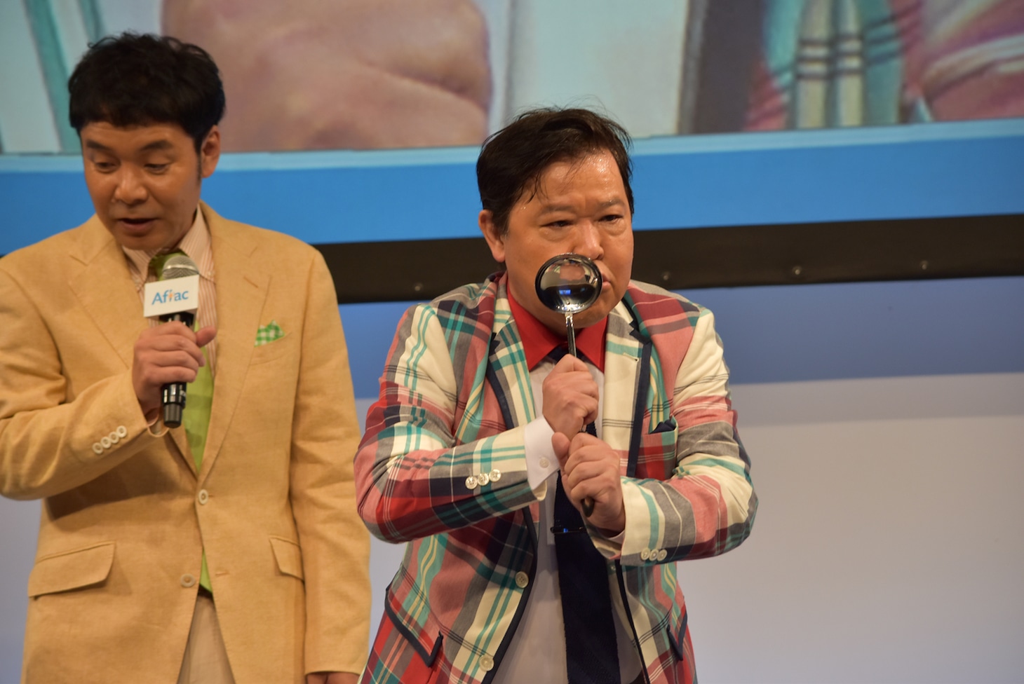 熱かった口元をお玉で冷やす上島（右）。