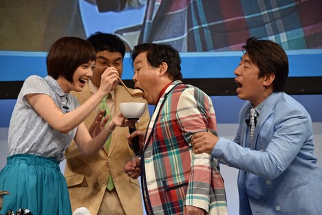 本田翼（左）に冷ましたおでんを食べさせてもらうダチョウ倶楽部・上島（中央）。