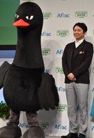 ブラックスワンの着ぐるみと有吉。