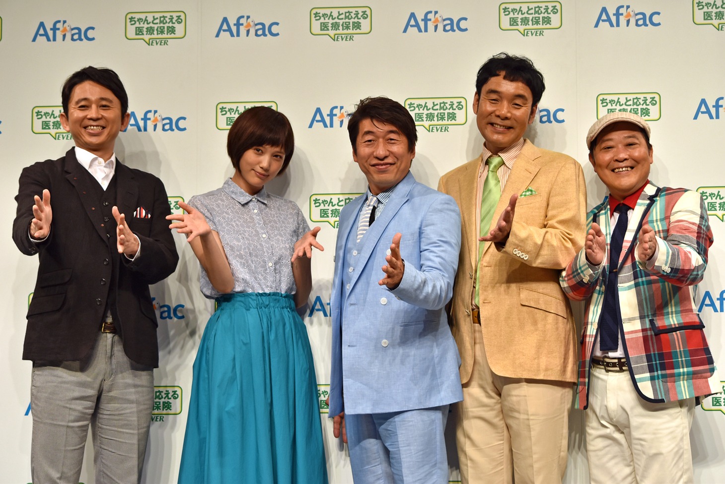 アフラック「ちゃんと応える医療保険 EVER」の新キャンペーン発表会に出席した有吉弘行、本田翼、ダチョウ倶楽部（左から）。