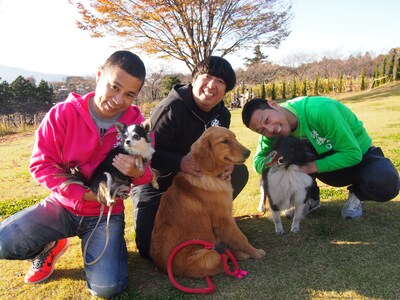 DVD「東野・岡村の旅猿6　プライベートでごめんなさい…群馬 猿ヶ京温泉・下みちの旅 プレミアム完全版」に出演する（左から）ナインティナイン岡村、バナナマン日村、東野幸治。(c)「東野・岡村の旅猿6」製作委員会