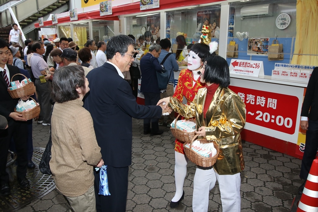 「ドリームジャンボ宝くじ」の告知ティッシュを配布する、日本エレキテル連合。