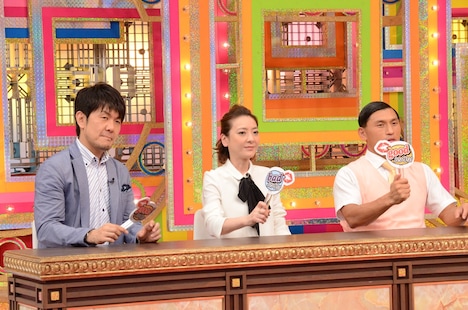 品評員を務める（左から）土田晃之、西川史子、オードリー春日。(c)CTV