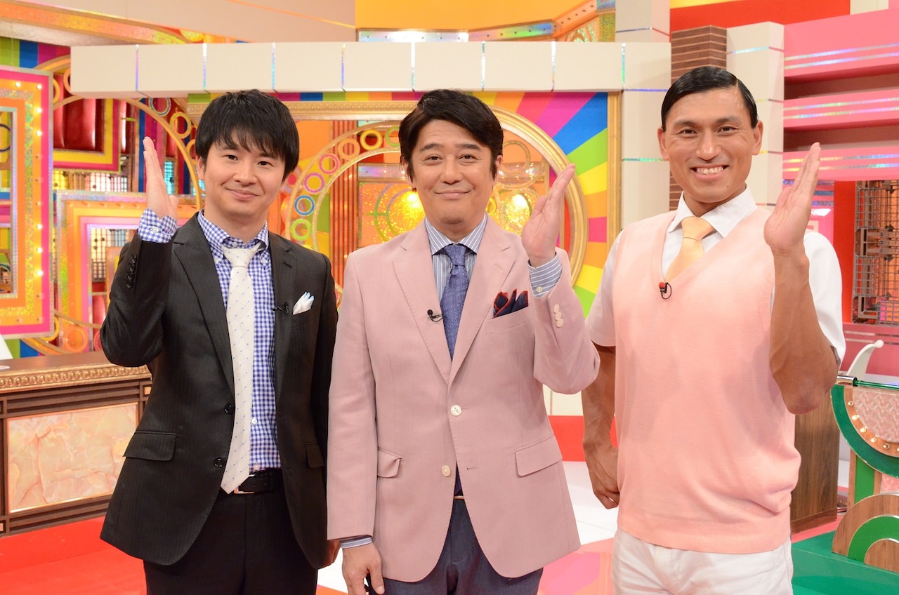 「QUIZ ハツダシ！」に出演する、オードリーと坂上忍（中央）。(c)CTV