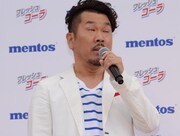 ピスタチオの白目を真似するFUJIWARA藤本。