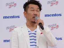 ピスタチオの白目を真似するFUJIWARA藤本。