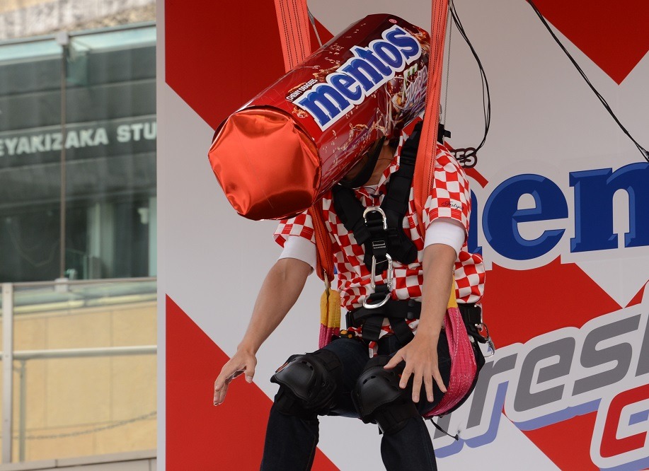 「mentos フレッシュスカイダイブ」に挑戦中のFUJIWARA原西。