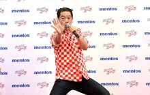 アトラクション体験後、ギャグを披露するFUJIWARA原西。