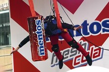 「mentos フレッシュスカイダイブ」に挑戦中のピスタチオ伊地知。