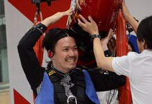 アトラクション体験後に笑顔を見せるピスタチオ伊地知。