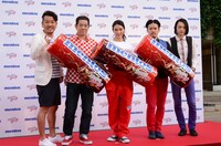 イベントに出席した（左から）FUJIWARA、秋元才加、ピスタチオ。