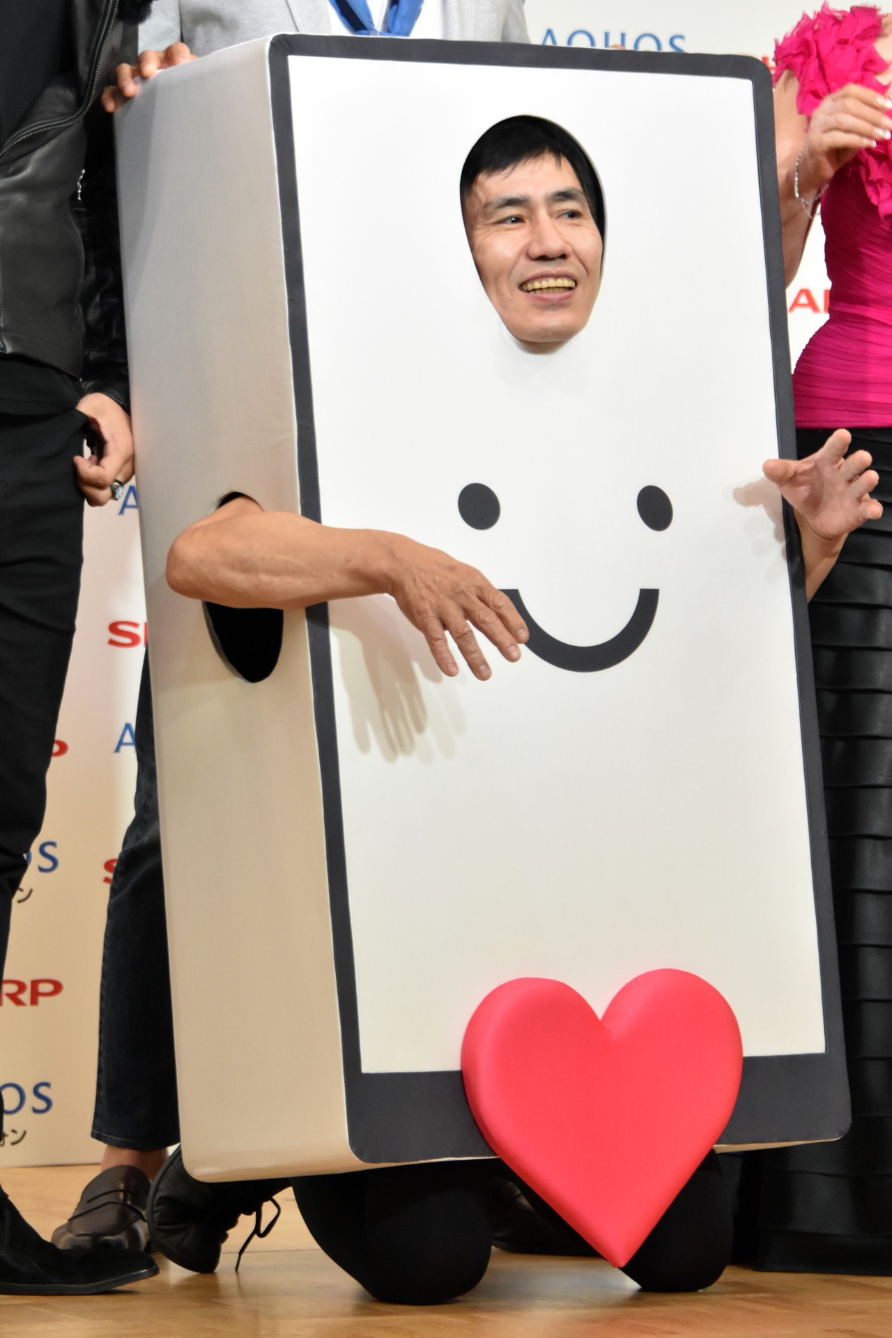 着ぐるみのせいでしゃがむのに苦労するエスパー伊東。