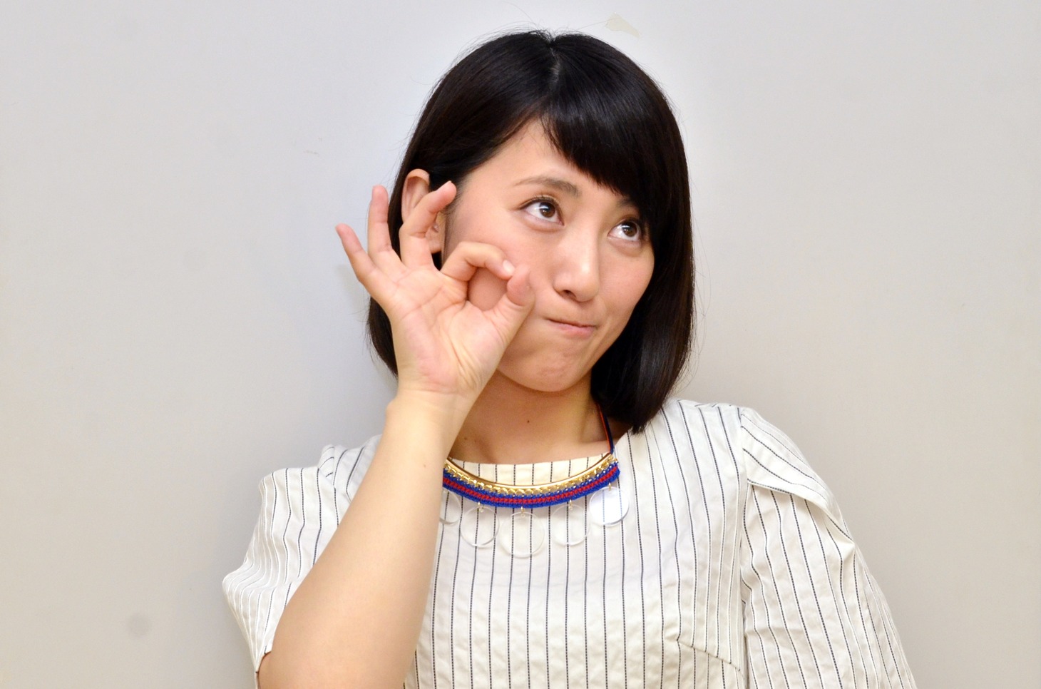 ローラのモノマネを披露する福田彩乃。
