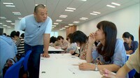 「ご婦人チーム」を担当するTKO木下。(c)NHK
