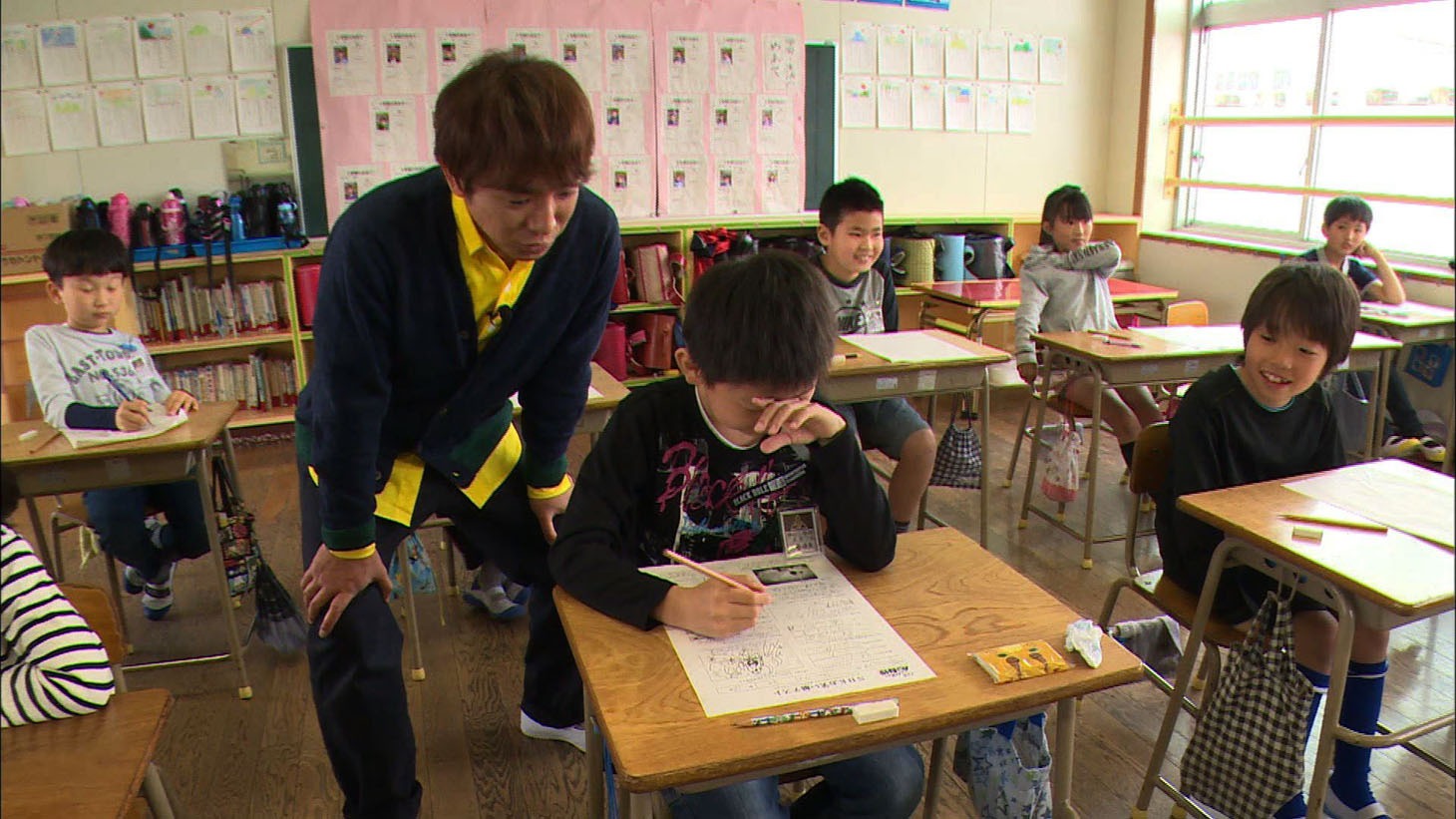 「子どもチーム」を担当するよゐこ濱口。(c)NHK