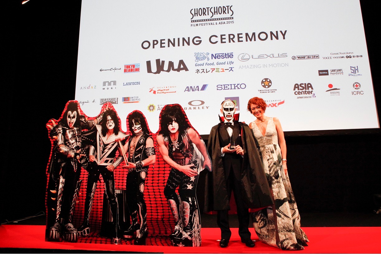 「Short Shorts Film Festival & Asia 2015」の話題賞を受賞した鉄拳（右から2番目）。