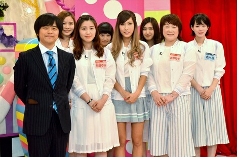 （手前左から）バカリズム、朝日るな、橋本夏希、酒井芳子、（後列左から）朝日奈央、橋本楓、橋本瑠果、酒井瞳。
