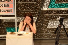 ゲテモノ料理を食す横澤夏子。