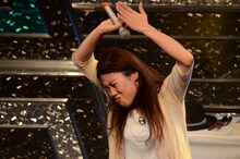 モノマネメドレーを披露する横澤夏子。写真は「阿佐ヶ谷のダーツバーの店員」。