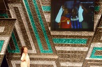 「写真で一言」に挑戦する横澤夏子。