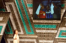 「写真で一言」に挑戦する横澤夏子。