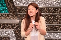 横澤夏子。手に持っているのが「売れ活パーティー」のスタンプカード。