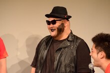 ドラムのヤス（安田大サーカスHIRO）。