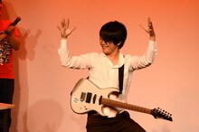 うしろシティ阿諏訪扮する阿諏尾コータロー。