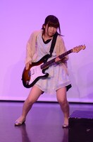 ユースケの彼女・マユ（梅小鉢・小森）は艶っぽくパフォーマンス。