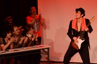 たぬきごはん宍倉扮する矢沢エア吉。