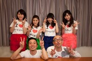 「スパゲッTV」（フジテレビTWO）に出演するHi-Hi（前列2人）とLa PomPonのメンバー（後列4人）。(c)フジテレビ