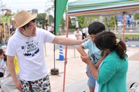 収録に参加する子供と触れ合うペナルティ・ヒデ（左）。