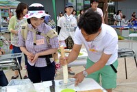 山芋をすりおろすライセンス井本。