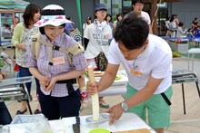 山芋をすりおろすライセンス井本。