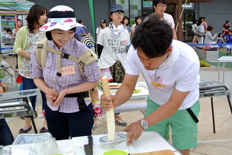 山芋をすりおろすライセンス井本。