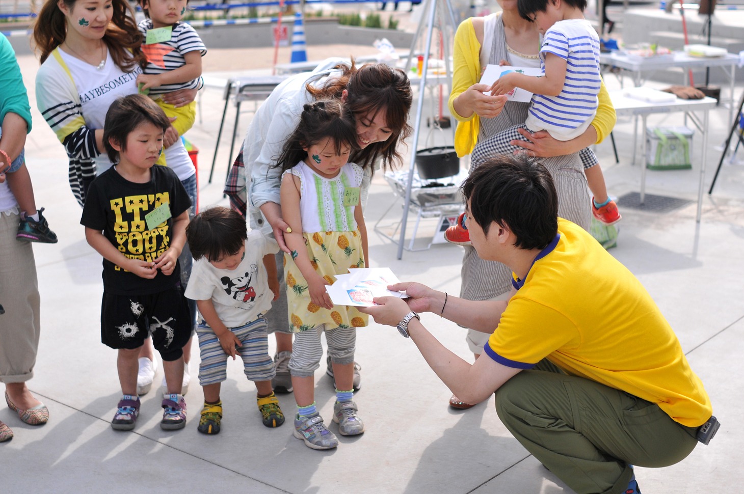 子供たちに優しく話しかけるライセンス藤原（右）。