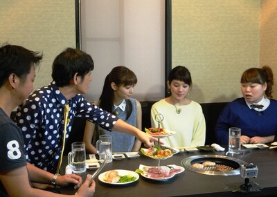 「見ると幸せになる黄色いテレビ『1個だけイエロー』」のワンシーン。 (c)メ～テレ