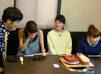 「見ると幸せになる黄色いテレビ『1個だけイエロー』」のワンシーン。 (c)メ～テレ