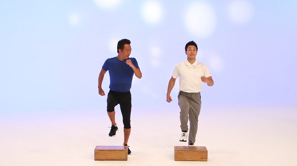 「三村式 踏み台昇降エクササイズ」のワンシーン。